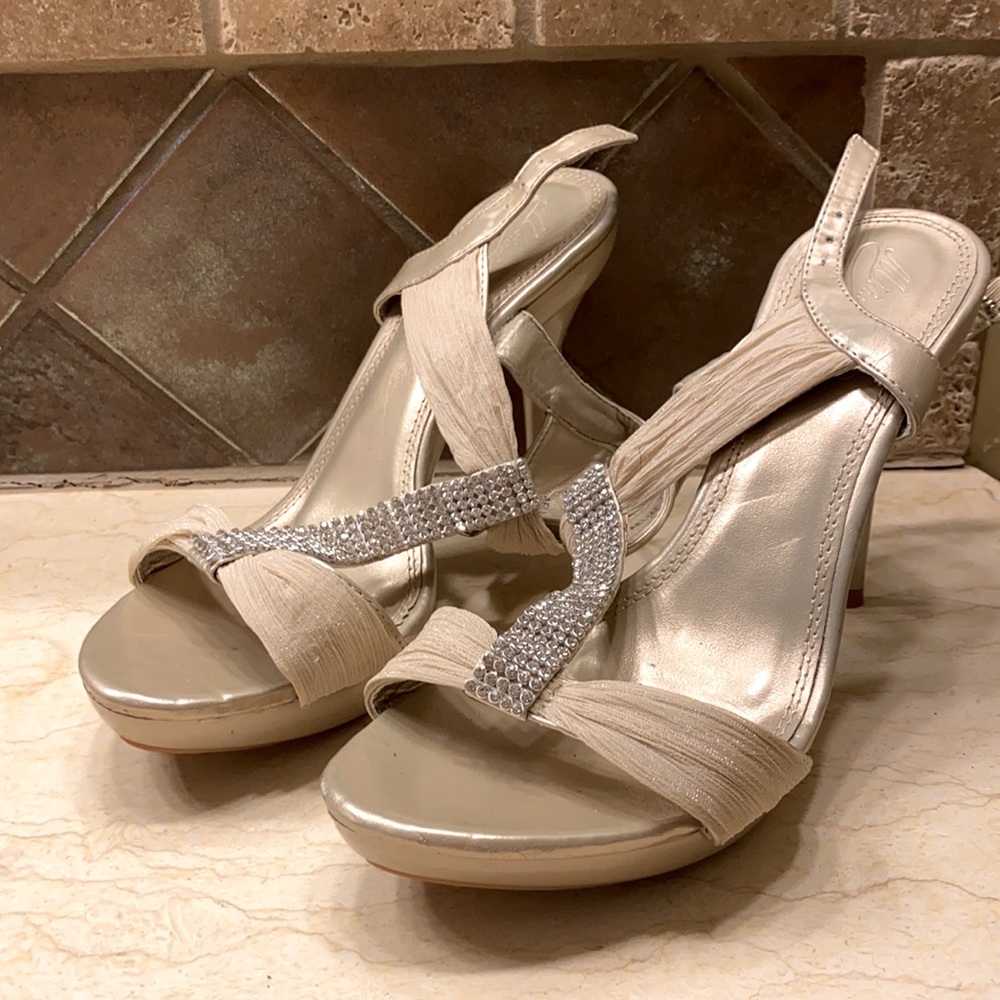 Michelangelo beige/gold 9 heels